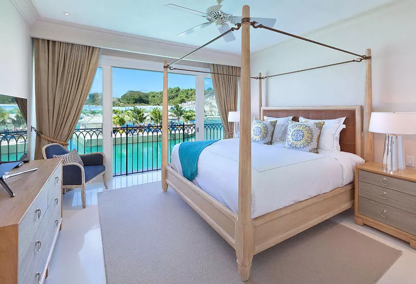 هتل Port Ferdinand Yacht and Beach Club Residences