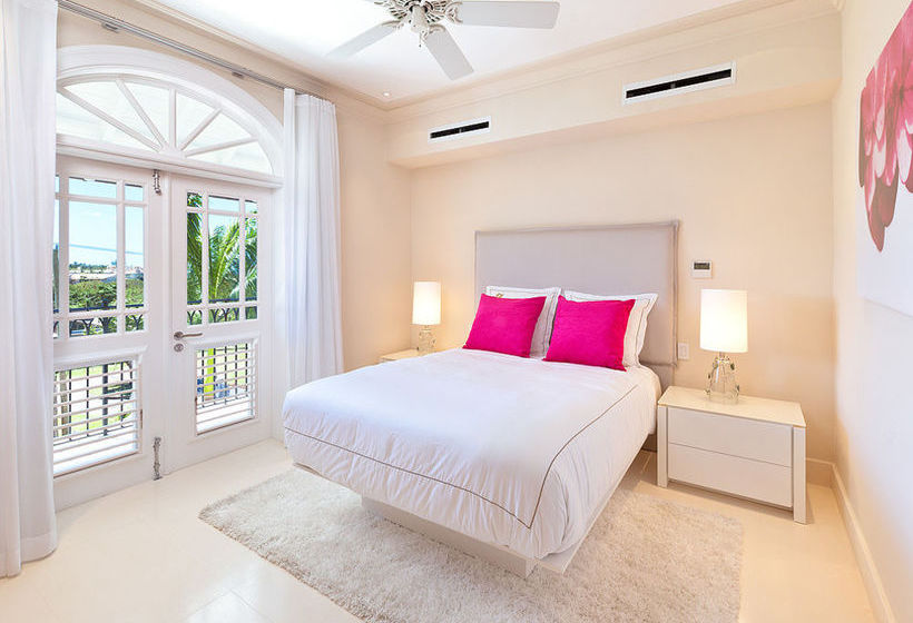 هتل Port Ferdinand Yacht and Beach Club Residences