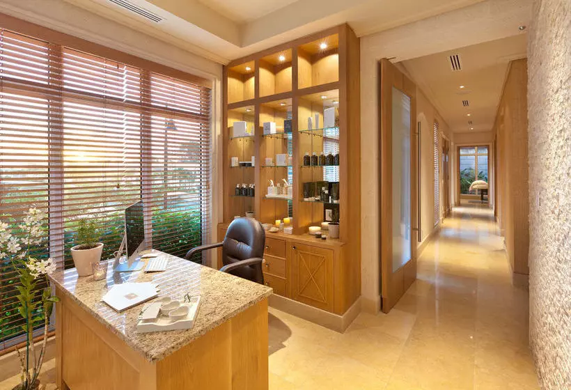هتل Port Ferdinand Yacht and Beach Club Residences