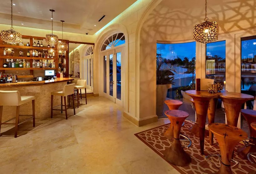 هتل Port Ferdinand Yacht and Beach Club Residences