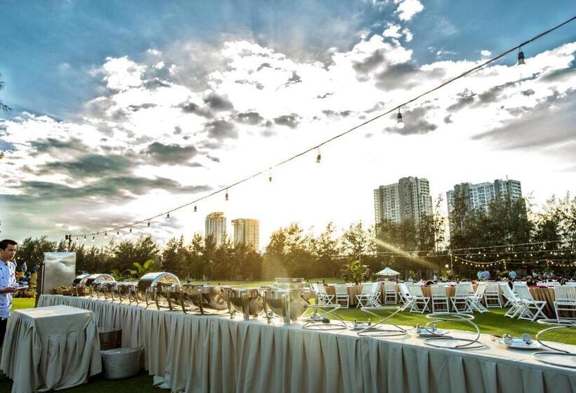 Montgomerie Links Hotel & Villas