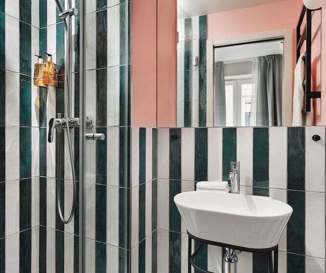 Edgar Suites Montmartre   Paul Albert