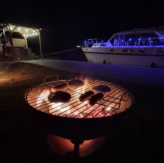 Отель The Rose 37ft Lakeside Yacht With Hot Tub