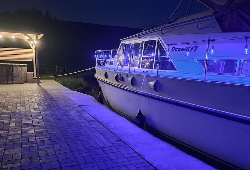 Отель The Rose 37ft Lakeside Yacht With Hot Tub