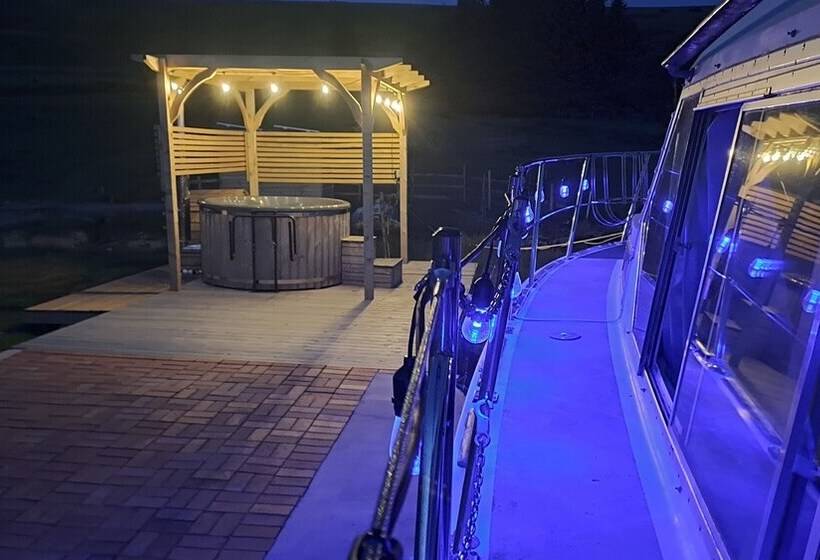 Отель The Rose 37ft Lakeside Yacht With Hot Tub