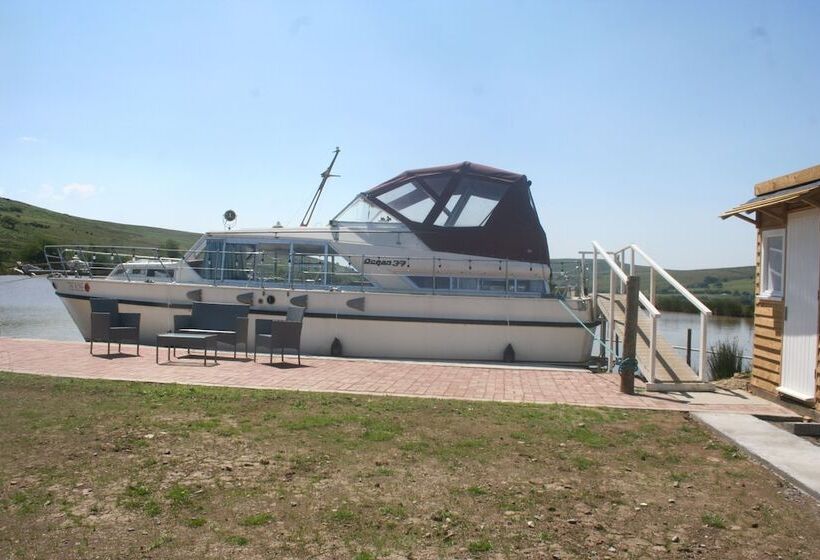 Отель The Rose 37ft Lakeside Yacht With Hot Tub