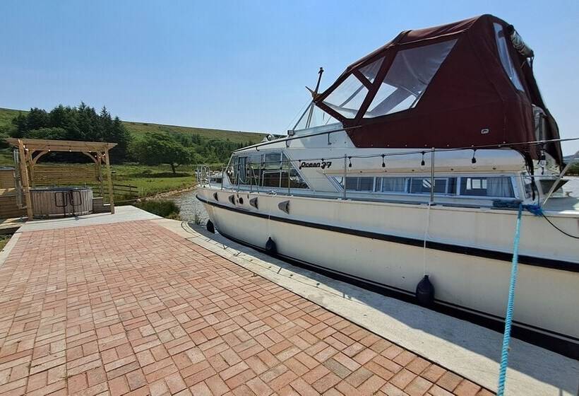 Отель The Rose 37ft Lakeside Yacht With Hot Tub