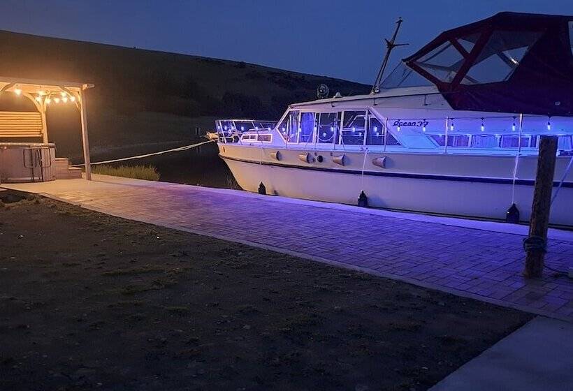 Отель The Rose 37ft Lakeside Yacht With Hot Tub