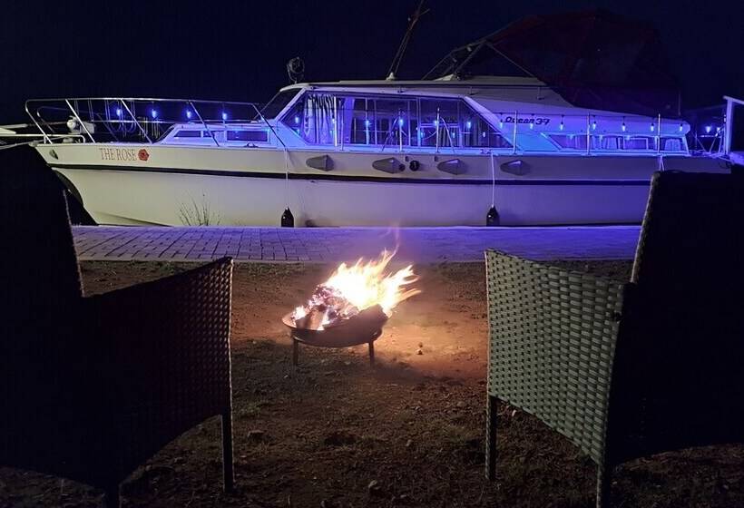 Отель The Rose 37ft Lakeside Yacht With Hot Tub