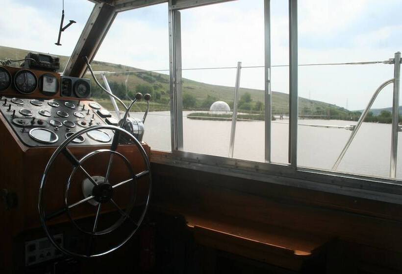 Отель The Rose 37ft Lakeside Yacht With Hot Tub