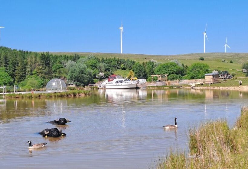 Отель The Rose 37ft Lakeside Yacht With Hot Tub