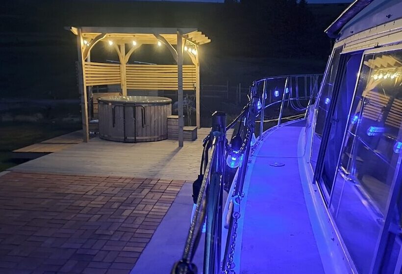 Отель The Rose 37ft Lakeside Yacht With Hot Tub