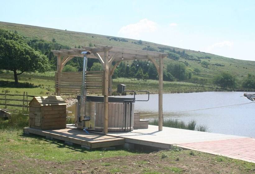 Отель The Rose 37ft Lakeside Yacht With Hot Tub