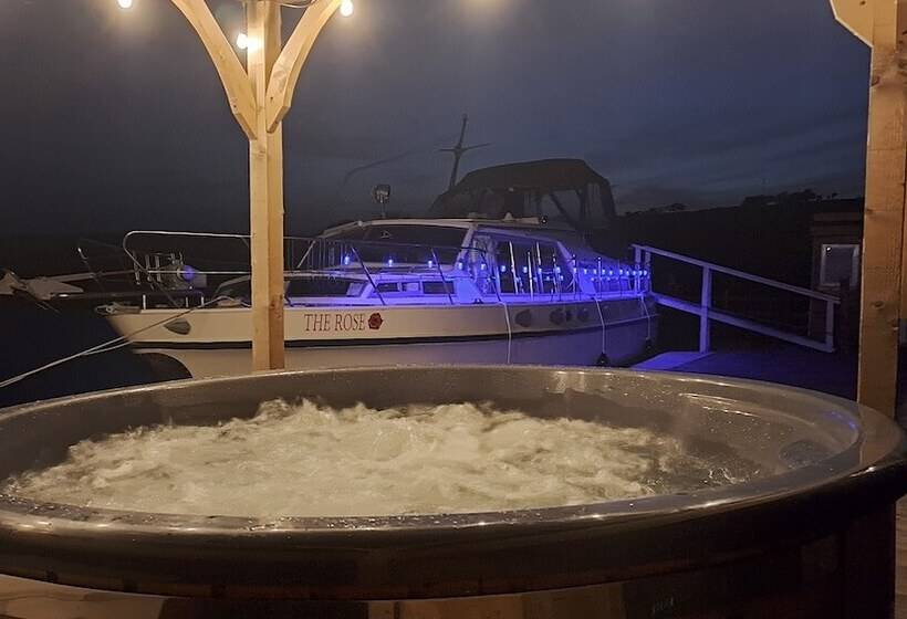 Отель The Rose 37ft Lakeside Yacht With Hot Tub