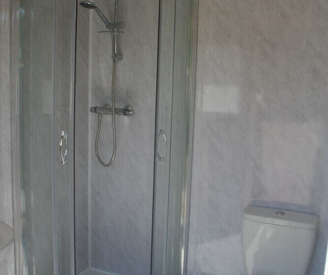 Отель The Rose 37ft Lakeside Yacht With Hot Tub