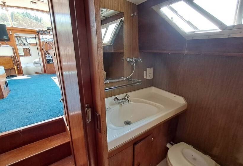 Отель The Rose 37ft Lakeside Yacht With Hot Tub