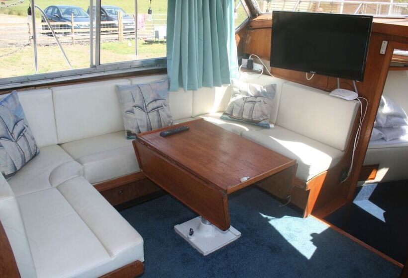 Отель The Rose 37ft Lakeside Yacht With Hot Tub