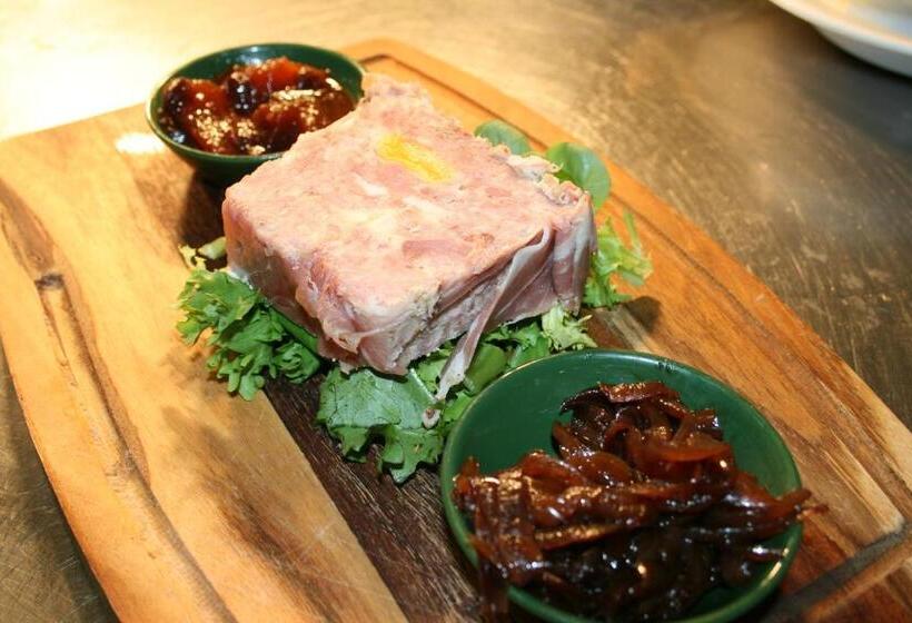 פונדק The Wyvill Arms