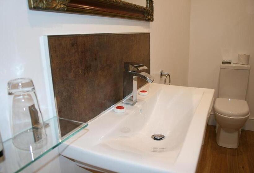 פונדק The Wyvill Arms