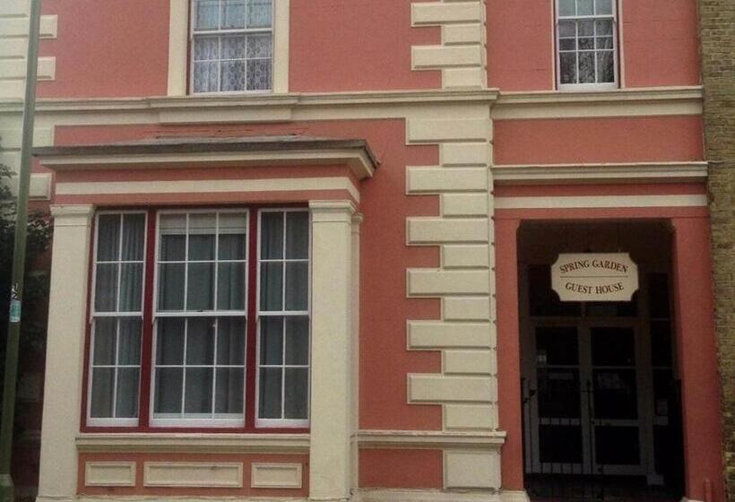 פנסיון Spring Garden Guest House