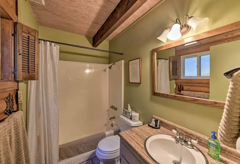 Near Vineyards: Cabin W/ Hot Tub In Pollock Pines!