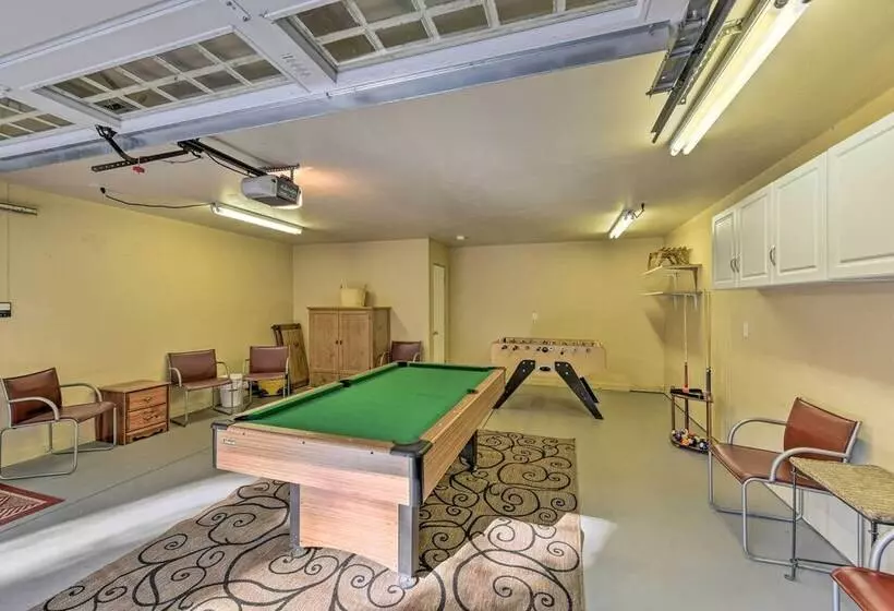 Near Vineyards: Cabin W/ Hot Tub In Pollock Pines!