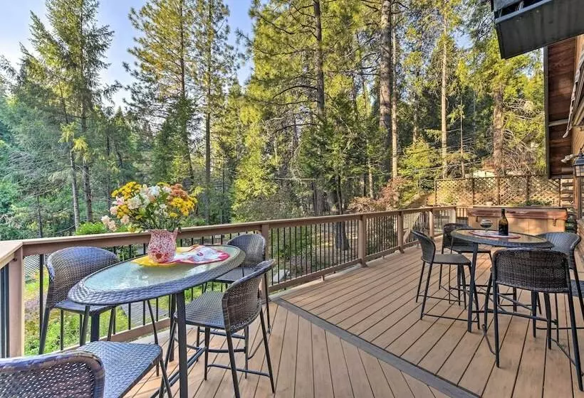 Near Vineyards: Cabin W/ Hot Tub In Pollock Pines!