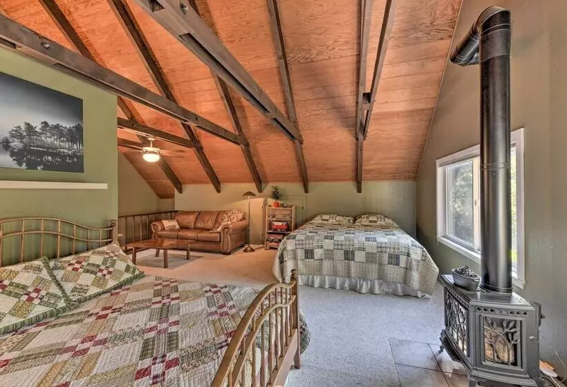 Near Vineyards: Cabin W/ Hot Tub In Pollock Pines!