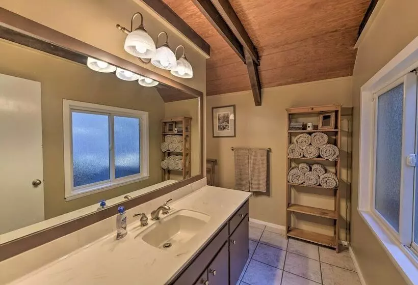 Near Vineyards: Cabin W/ Hot Tub In Pollock Pines!