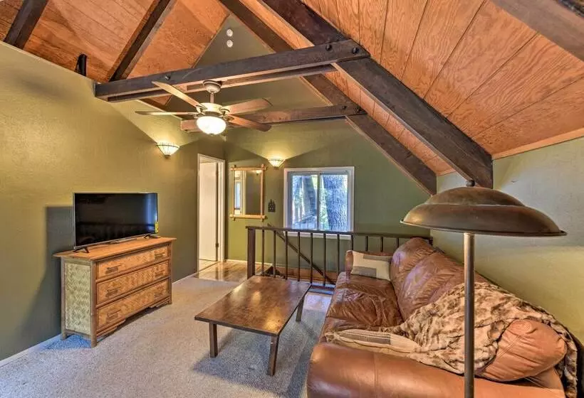 Near Vineyards: Cabin W/ Hot Tub In Pollock Pines!