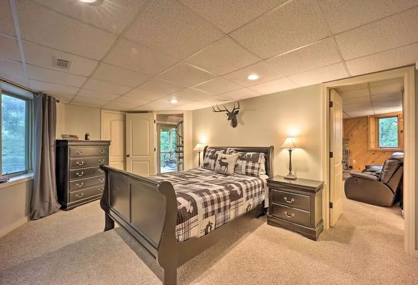 2 Decks, Mountain View: Beech Mountain Cabin!