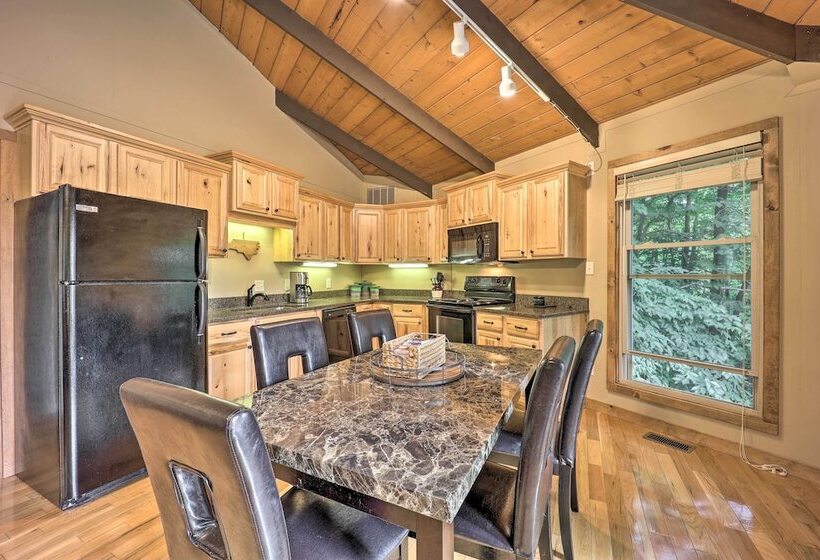 2 Decks, Mountain View: Beech Mountain Cabin!