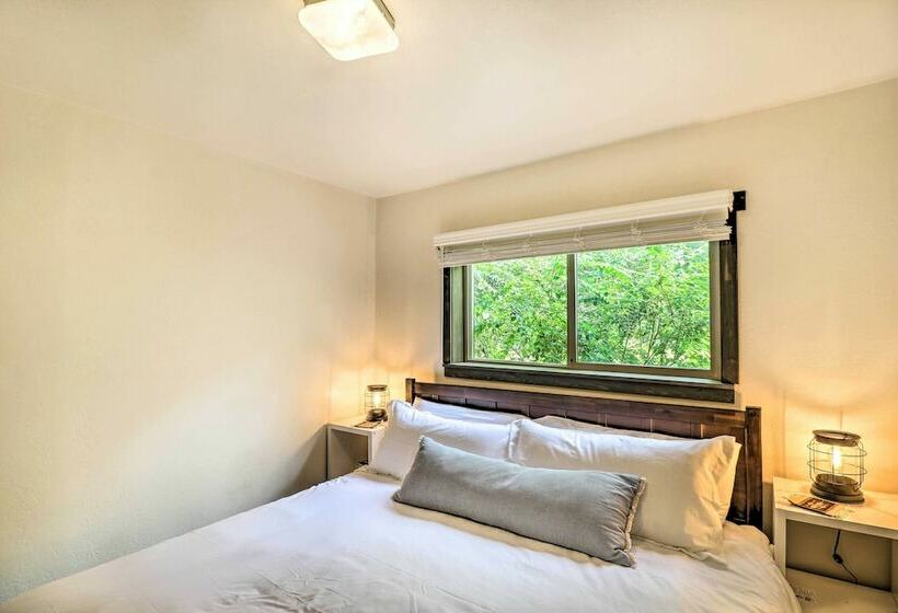 Cozy Abode W/ Views 15 Mi To Glacier Natl Park!