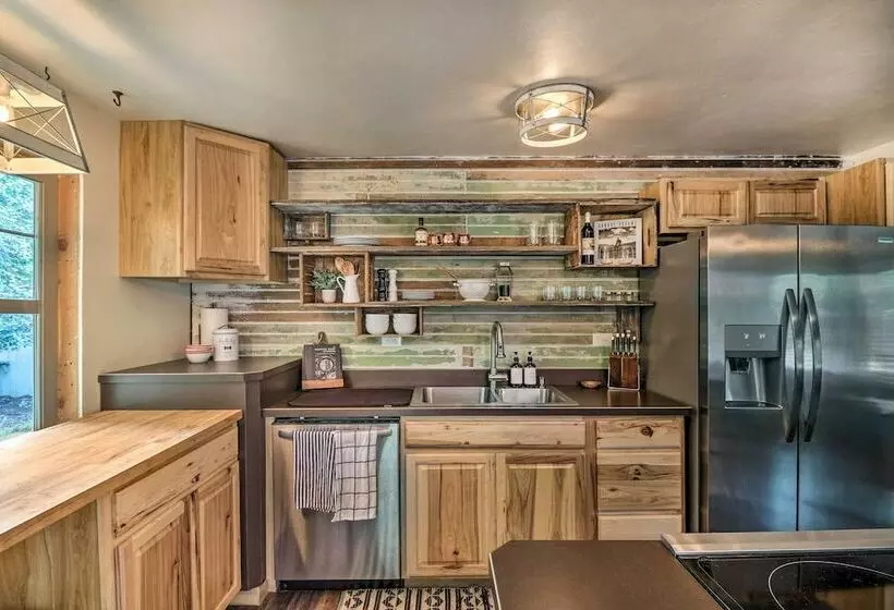 Cozy Abode W/ Views   15 Mi To Glacier Natl Park!