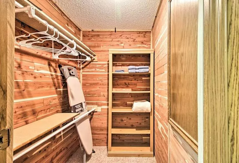 Cozy Crosby Cabin Near Serpent Lake + Main St