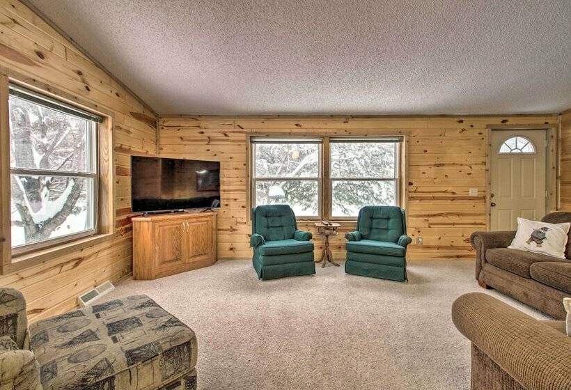 Cozy Crosby Cabin Near Serpent Lake + Main St