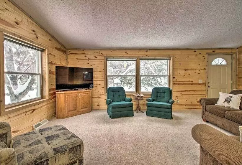 Cozy Crosby Cabin Near Serpent Lake + Main St