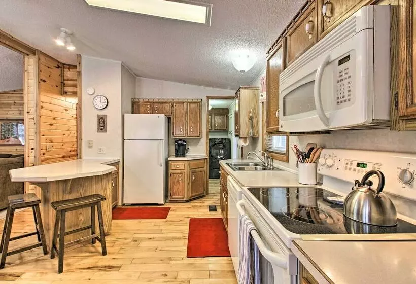 Cozy Crosby Cabin Near Serpent Lake + Main St