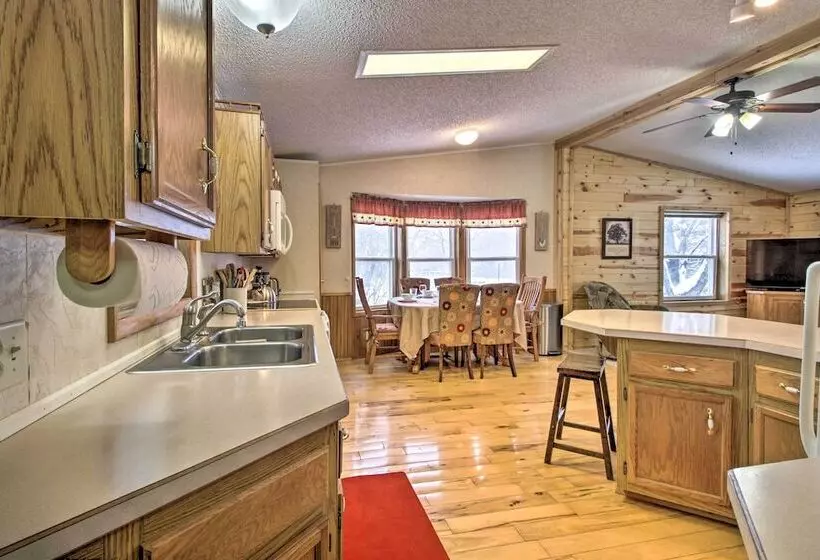 Cozy Crosby Cabin Near Serpent Lake + Main St