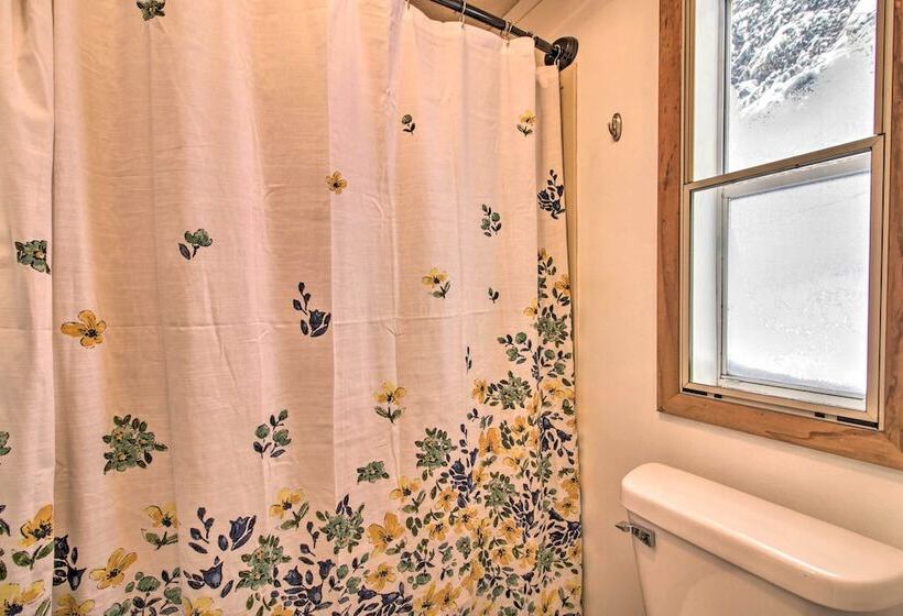 Cozy Crosby Cabin Near Serpent Lake + Main St