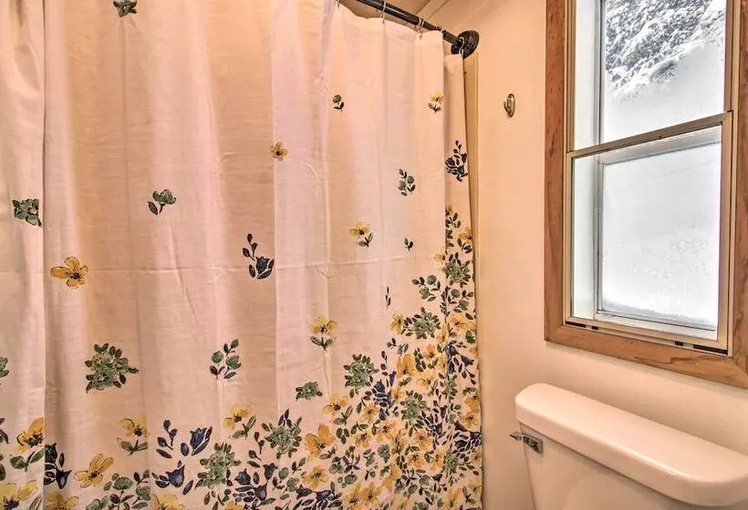 Cozy Crosby Cabin Near Serpent Lake + Main St