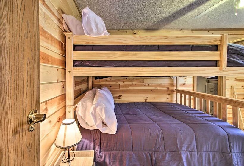 Cozy Crosby Cabin Near Serpent Lake + Main St