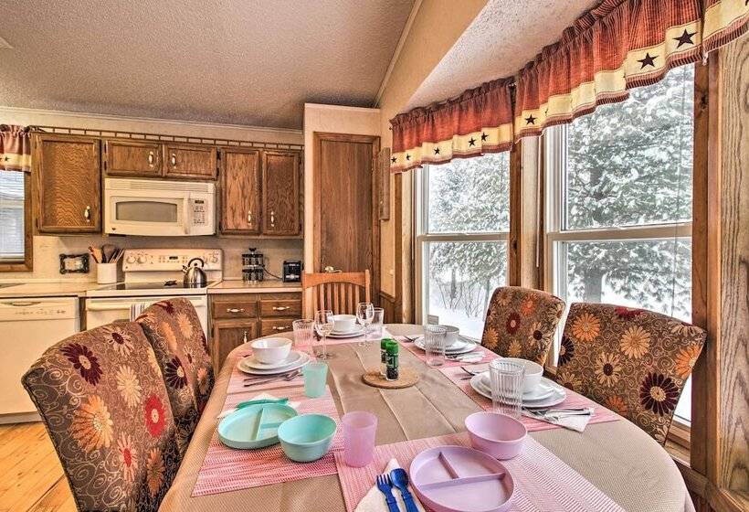 Cozy Crosby Cabin Near Serpent Lake + Main St