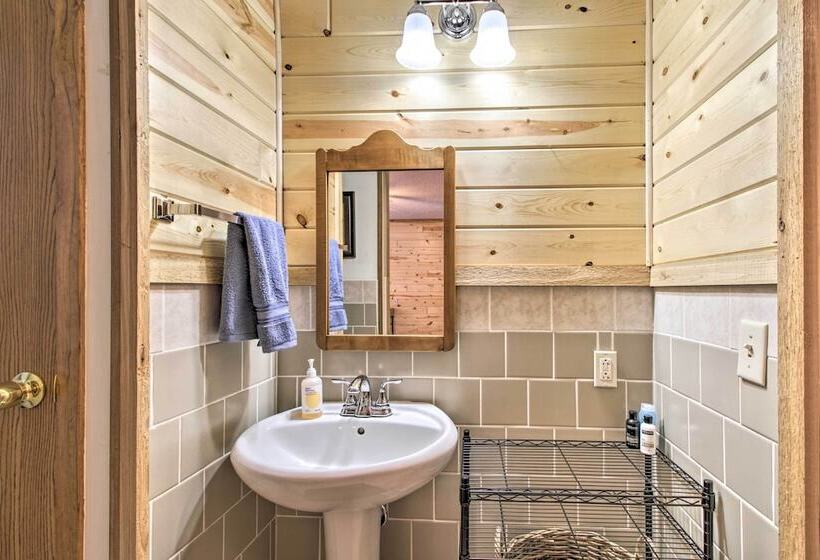 Cozy Crosby Cabin Near Serpent Lake + Main St