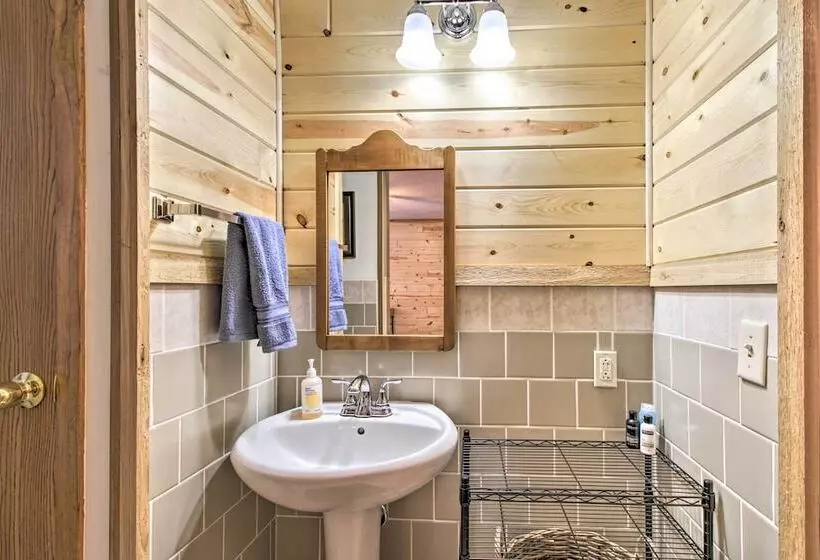 Cozy Crosby Cabin Near Serpent Lake + Main St
