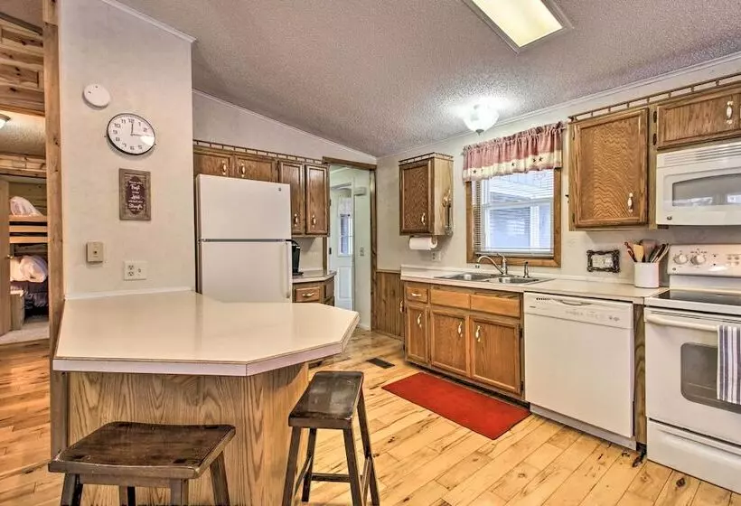 Cozy Crosby Cabin Near Serpent Lake + Main St