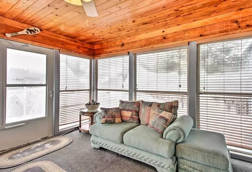 Cozy Crosby Cabin Near Serpent Lake + Main St