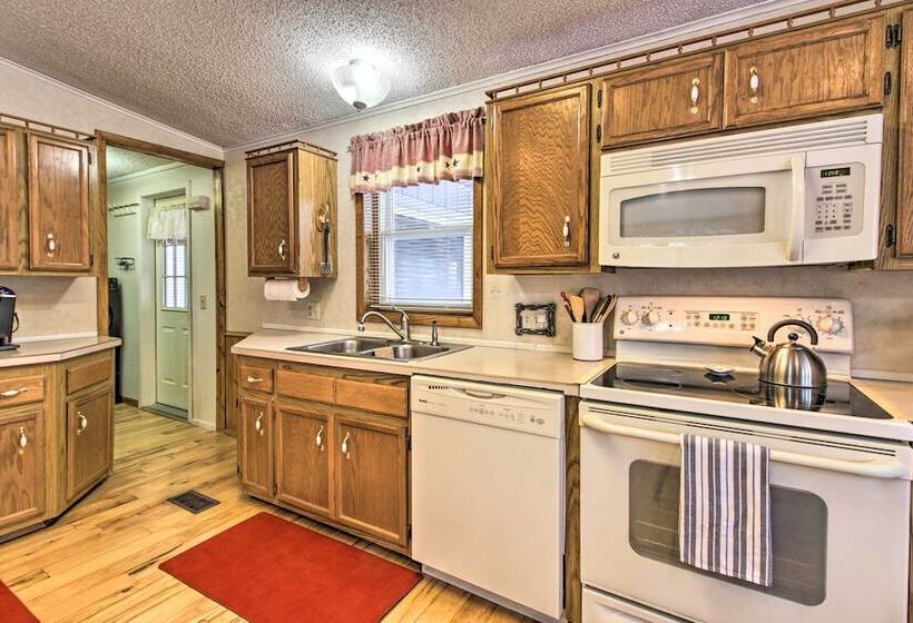 Cozy Crosby Cabin Near Serpent Lake + Main St