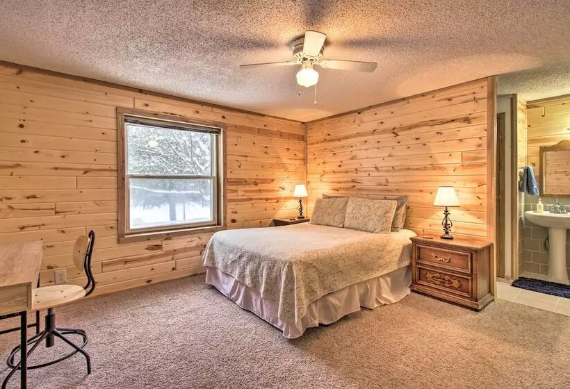 Cozy Crosby Cabin Near Serpent Lake + Main St