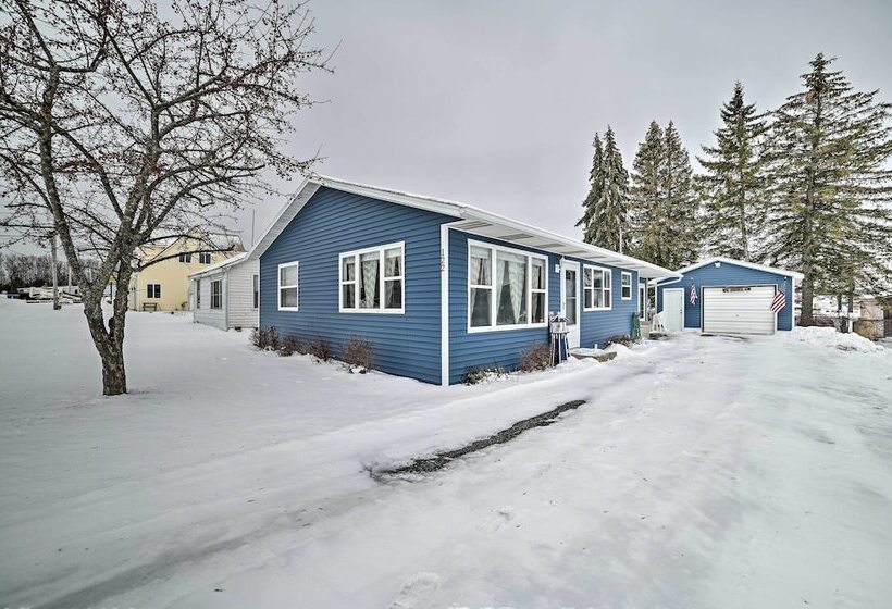 Cozy Houghton Lake Heights Cottage W/ Private Yard